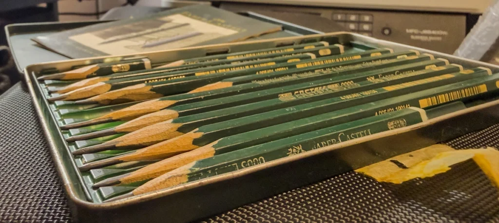 Estuche metálico con lápices Faber Castell de distintas durezas para dibujo artístico.