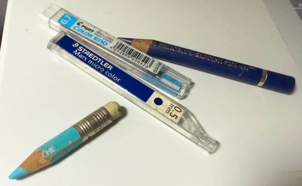 Lápices azules Caran d’Ache y minas Pilot para cómic.