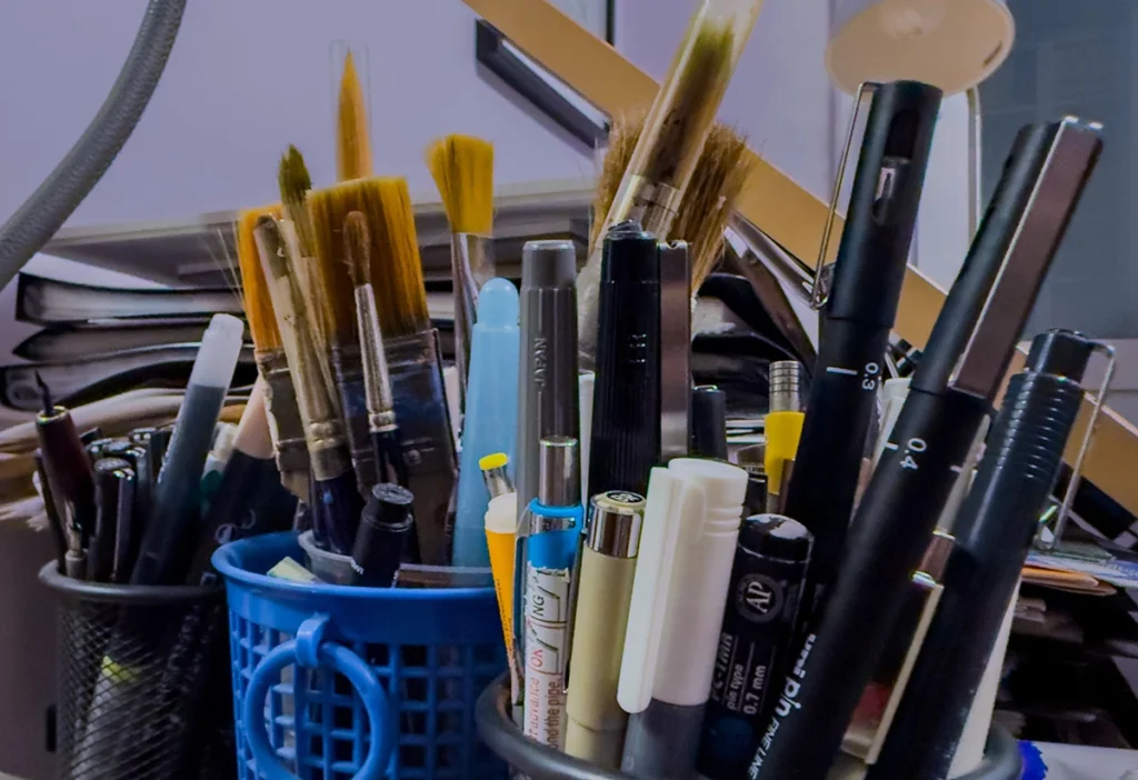 Rotuladores calibrados sobre la mesa de dibujo, materiales básicos para cómic e ilustración.