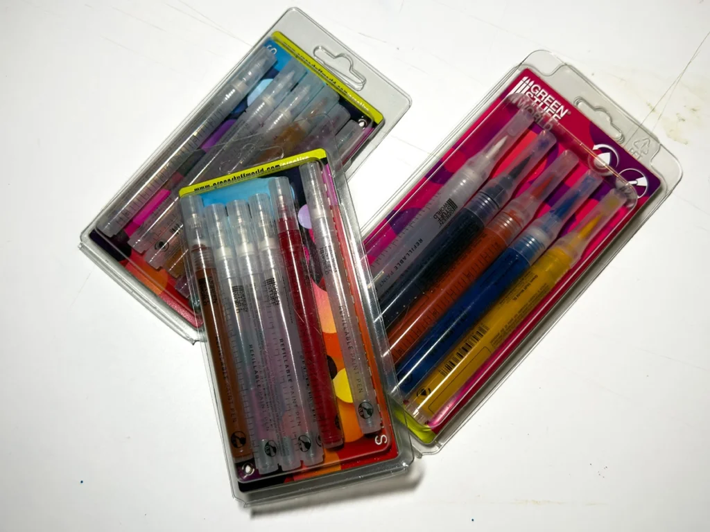 Rotuladores recargables Green Stuff World sobre una mesa de dibujo