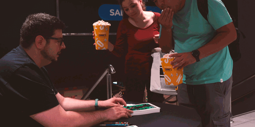 Yen San firmando en CINESA en el 25 aniversario de Matrix